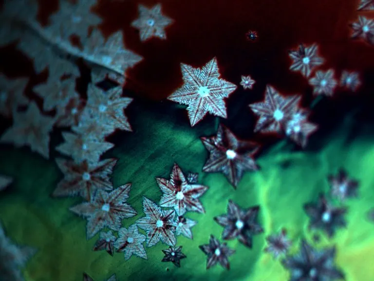 Snowflakes-Etched-in-Graphene-768x576.webp